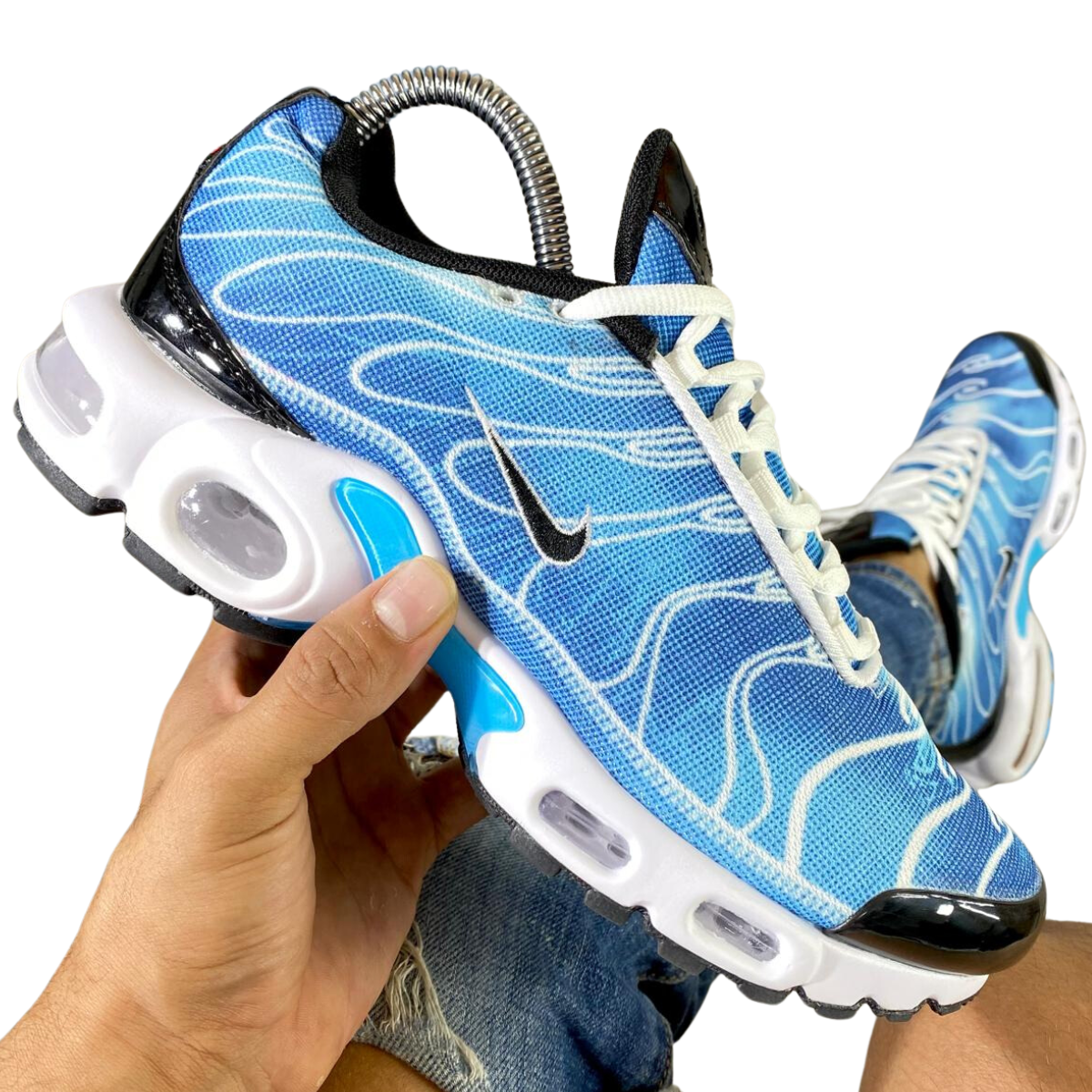 Nike Air Max TN Drift Plus Tenis Para Hombres. Si estás buscando el calzado perfecto que combine estilo, comodidad y rendimiento, las zapatillas Nike Air Max TN Plus hombre son la opción ideal para ti. En Onlineshoppingcenterg, entendemos que al comprar zapatillas, no solo buscas un par para caminar, sino también una declaración de moda. En este artículo, te ayudaremos a descubrir por qué estas zapatillas son una inversión inteligente, cómo elegir el modelo perfecto para ti, y cómo puedes aprovechar las ofertas disponibles en nuestra tienda.  ¿Por qué Elegir Zapatillas Nike Air Max TN Plus Hombre? Las zapatillas Nike Air Max TN Plus son icónicas por varias razones. Lanzadas por primera vez en 1998, este modelo ha capturado la atención de atletas y amantes de la moda urbana por igual. Pero, ¿qué hace que las Nike TN sean tan especiales?  1. Tecnología Tuned Air Una de las principales razones por las que los usuarios eligen las Nike Air Max TN Plus es la tecnología Tuned Air. Esta innovación se basa en proporcionar una amortiguación precisa en las zonas donde el pie más lo necesita, reduciendo el impacto de cada pisada y mejorando la estabilidad. Ideal para hombres que buscan zapatillas no solo para el día a día, sino también para actividades deportivas o largas caminatas.  2. Diseño Atemporal El diseño de las Nike Air Max TN Plus es simplemente único. Su distintiva estética con líneas fluidas en la parte superior y una suela visible de Air Max las convierte en un modelo reconocible al instante. Ya sea que elijas las clásicas Nike TN blancas o las elegantes Nike TN negras, estarás garantizando un estilo que nunca pasa de moda.  3. Variedad de Colores y Modelos En Onlineshoppingcenterg, ofrecemos una amplia variedad de Nike Air Max Plus TN, desde los clásicos modelos como el Nike TN Plus 3 hasta las versiones más recientes como las Nike Air Max Plus TN Ultra. Puedes encontrar opciones que se adapten a tu personalidad y estilo de vida, asegurándote de tener el par perfecto para cualquier ocasión.